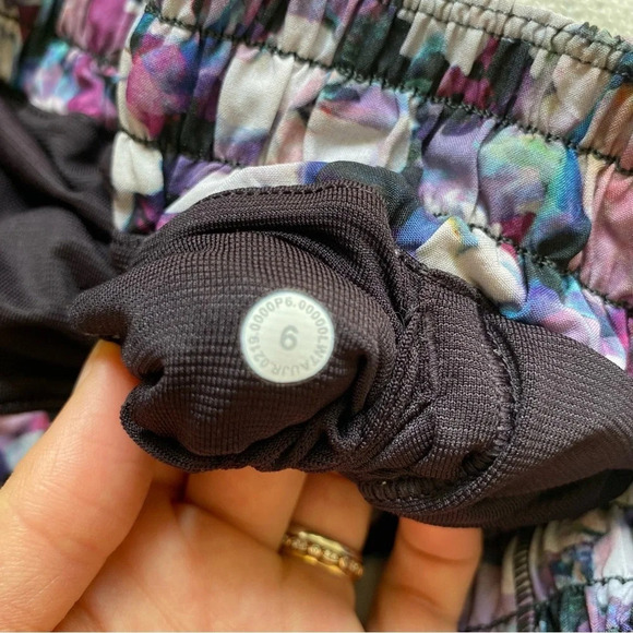 LULULEMON Hotty Hot  Short II *2.5" Purple White Size 6 - Picture 8 of 8